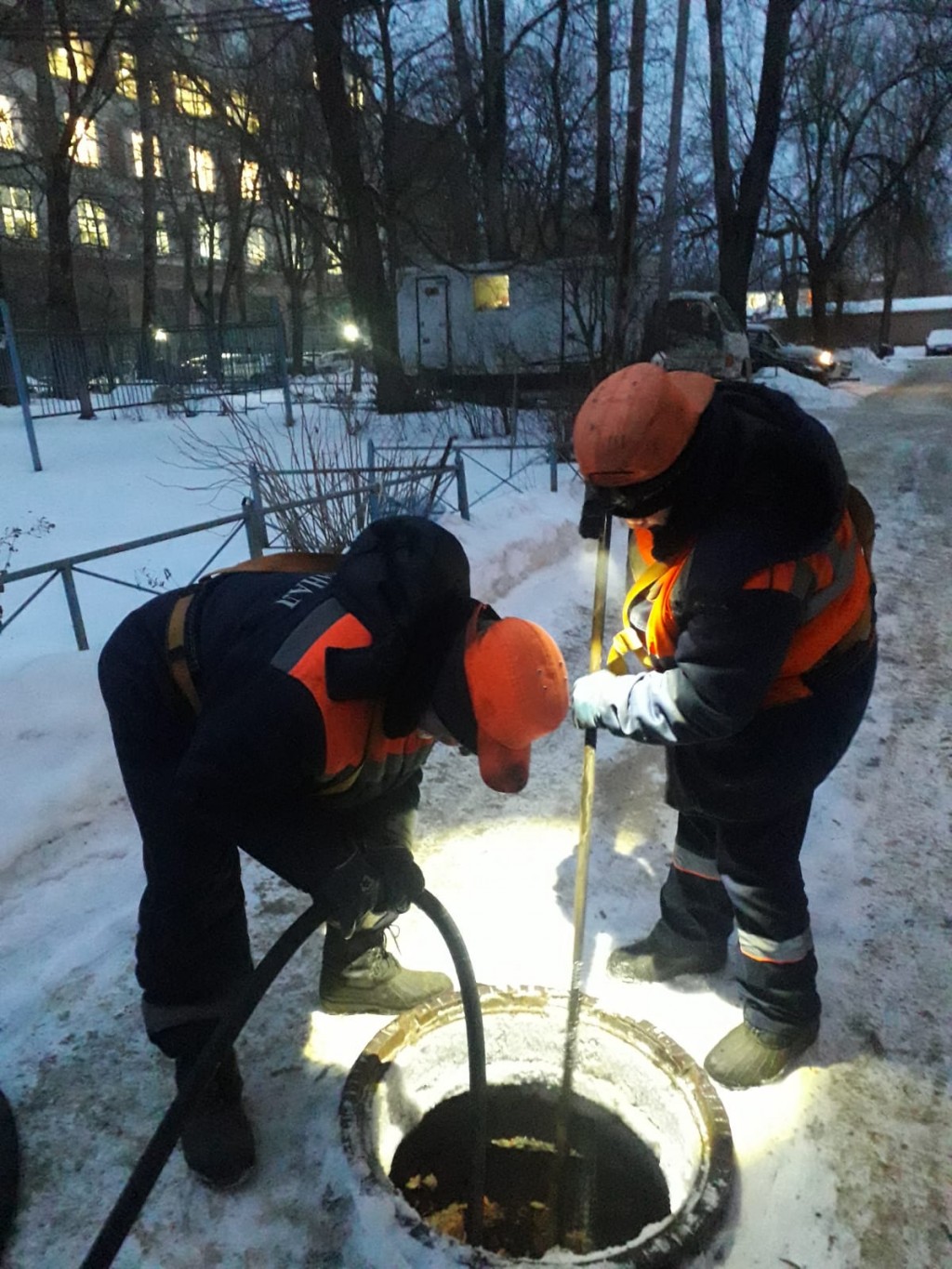 Специалисты водоканала. Засор канализации. Водоканал. Водоканал устраняет засоры канализации в МКД.