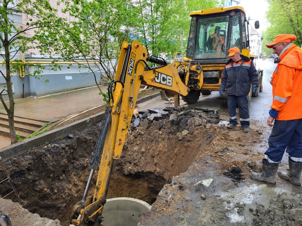 Новости » Специалисты водоканала продолжают работы по замене проблемного  участка сети водоотведения. ГП 