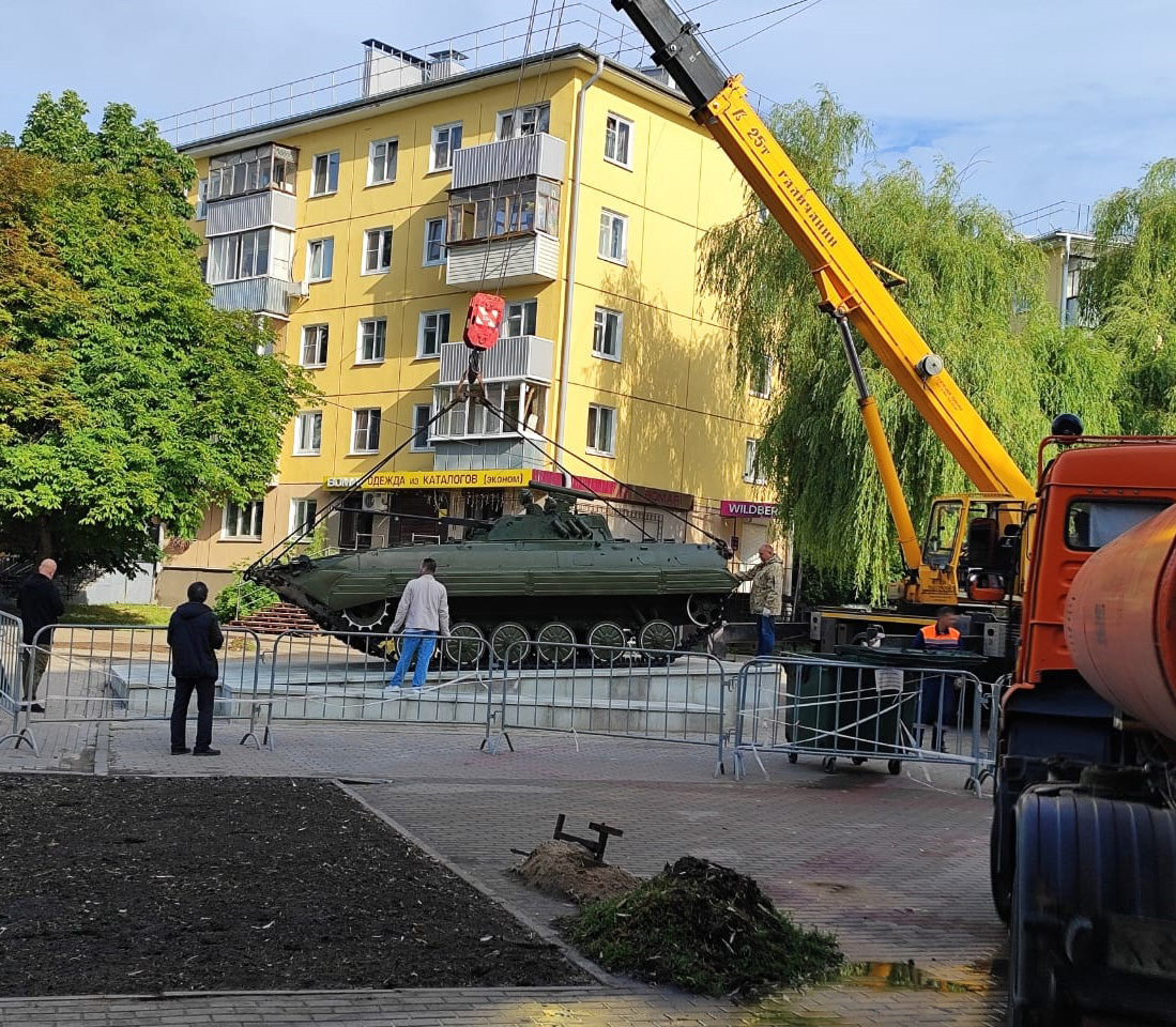 Новости » На Площади Победы установили БМП-2. ГП 