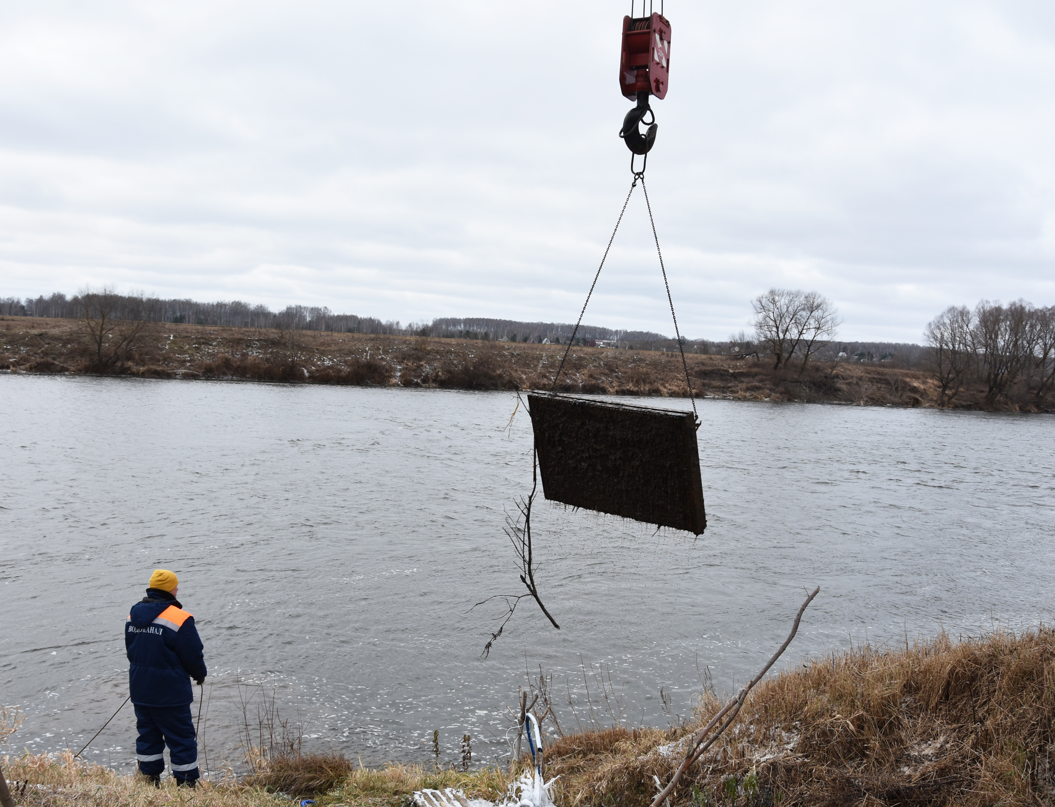 Новости » Водолазы обеспечивают защиту водозаборов от шуги. ГП  